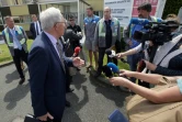 Le délégué interministériel aux restructurations Jean-Pierre Floris est interpellé par d'anciens salariés de GM&S, mercredi 23 mai 2018, à La Souterraine