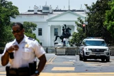 Inspection de la statue de l'ancien président américain Andrew Jackson devant la Maison Blanche après que des manifestants ont voulu la mettre à terre, le 23 juin 2020 à Washington