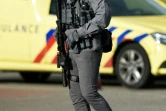 un membre des forces spéciales de la police néerlandaise patrouille lundi 18 mars 2019 près du site de la fusillade qui a fait trois morts.