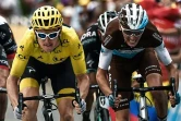 Le maillot jaune gallois Geraint Thomas (g) et le Français Romain Bardet, respectivement 2e et 3e de la 19e étape du Tour de France, le 27 juillet 2018 à Laruns