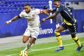L'attaquant de Lyon Memphis Depay (g) échappe au milieu de Lyon Florentino Luis, le 25 octobre 2020 à Décines-Charpieu