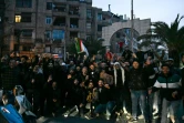 Des habitants de la banlieue de Damas célèbrent le départ du président Bachar al-Assad, annoncé par la rébellion, le 8 décembre 2024