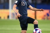 La milieu de terrain des Bleues Elise Bussaglia contrôle le ballon en quarts de finale du Mondial, au Parc des Princes, le 28 juin 2019