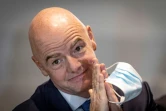 Le président de la Fédération internationale de football (FIFA), l'Italo-suisse Gianni Infantino, lors d'une pause pendant l'assemblée générale de la CAF, le 12 mars 2021 à Rabat