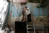 Un syrien membre de la Fondation Adala cultive des champignons dans la ville assiégée de Douma, à l'est de Damas, le 2 août 2017