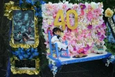 La tombe fleurie et décorée d'Elvis Presley à Memphis (Tennessee), le 12 août 2017