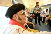 A bord d'un train entre Sydney et Parkes, où se tient un festival Elvis, en Australie, le 10 janvier 2019
