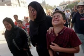 Une femme et un garçon palestiniens en pleurs arrivent à l'hôpital Nasser de Khan Younès dans le sud de la bande de Gaza, le 24 juillet 2024