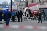 Des policiers russes inspectent un café où une bombe a tué une personne et fait 25 blessés, le 2 avril 2023 à Saint-Pétersbourg (nord-ouest de la Russie)