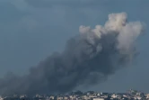 Photo prise le 12 janvier 2024 depuis le sud d'Israël montrant, après un bombardement israélien, un nuage de fumée s'élever de la bande de Gaza, où Israël livre une guerre au Hamas palestinien