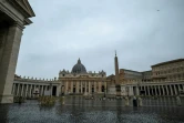 Vue générale de la place Saint-Pierre au Vatican, fermée et désertée à cause du coronavirus, le 26 mars 2020