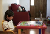 Un enfant mexicain suit ses cours en ligne à Monterrey le 24 août 2020 en raison de la pandémie de coronavirus