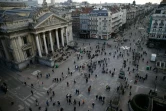 Des passants sur la place de la Bourse après les attentats de Bruxelles du 22 mars 2016