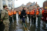 Le premier ministre David Cameron discute avec des soldats venus aider les victimes des innondations après le débordement de la rivière Ouse, à York dans le nord de l'Angleterre, le 28 décembre 2015 