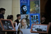 Des étudiants accrochent des portraits de Fidel Castro à l'Université de La Havane, le 26 novembre 2016, au lendemain de sa mort 