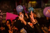 Des femmes turques marchent lors d'un rassemblement pour appeler à voter "non" au référendum constitutionnel en Turquie, à Istanbul, le 13 avril 2017