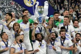 Le latéral gauche brésilien Marcelo soulève le trophée de la Ligue des Champions, la 14e du club et sa 5e personnelle, après la victoire, 1-0 en finale face à Liverpool, le 28 mai 2022 au Stade de France à Saint-Denis