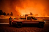 Deux habitants de Paynes Creek, Grant (g) et Andrea Douglas (d), évacuent la zone ravagée par les flammes, le 26 juillet 2024