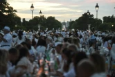 Des dîneurs en blanc à Paris, le 6 juin 2019