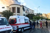 Des ambulances et des responsables de la sécurité sont regroupés à l'extérieur du ministère des Affaires étrangères libyen à Tripoli où a lieu une attaque, le 25 décembre 2018