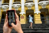 Au lendemain de sa formation, Nguyen Thi Thanh Loan se fait photographier devant l'Opéra de Hanoï, le 3 mars 2021