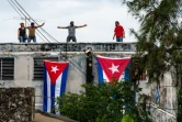 Des partisans pro-gouvernementaux recouvrent de drapeaux cubains le domicile de l'opposant Yunior Garcia, le 14 novembre 2021 à La havane 