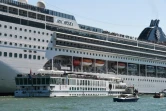 Les passagers du MSC Opera (en haut) regardent les secours venus porter assistance au bateau touristique River Countess (face/gauche), le 2 juin 2019 à Venise, heurté par le paquebot qui a perdu le contrôle alors qu'il voulait amarrer 
