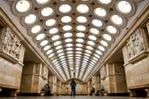 Une femme porte un masque dans une station de métro de Moscou le 18 mars 2021