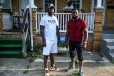 Antonio Pinder et son oncle Lamont Medly, devant la maison de M. Medly, à Baltimore le 12 septembre 2019 