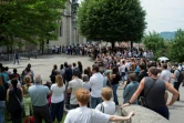 Plusieurs centaines de personnes ont assisté sur le parvis de l'église aux obsèques de Maëlys, le 2 juin 2018 à La Tour-du-Pin (Isère)