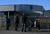 D'ex-employés de la SAM à l'entrée de l'usine en liquidation qu'ils occupent à Viviez, dans l'Aveyron, le 31 décembre 2021