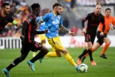 Le défenseur lensois Jonathan Clauss déborde son homologue ivoirien de Clermont, Alidu Seidu, lors de la 29e journée de Ligue 1, le 19 mars 2022 au Stade Bollaert-Delélis