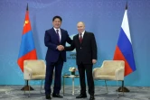 Le président russe Vladimir Poutine (d) et le président mongol Ukhnaagiin Khurelsukh lors d'une rencontre en marge du sommet l'Organisation de coopération de Shanghai (OCS), le 3 juillet 2024 à Astana, au Kazakhstan