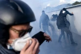 Des manifestants anti-Zemmour tentent de s'approcher du Zénith de Nantes le 30 octobre 2021, au milieu des gaz lacrymogènes 