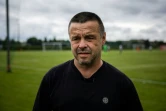 Oleksandre Iarochenko, président du FSC Marioupol, lors d'un entretien avec l'AFP, au bord du terrain du petit stade Demydiv, à 20 km au nord de Kiev, le 20 août 2022
