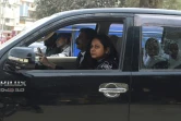 Asma Nawab avec son avocat Javed Chatari après sa libération à Karachi au Pakistan, le 7 avril 2018