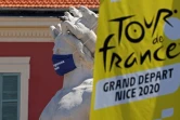 Le logo du Tour de France à côté d'une statue masquée  à Nice, ville départ de l'édition 2020, le 26 août 2020