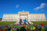 Des piétons passent devant les bâtiments du Parlement, siège de l'Assemblée d'Irlande du Nord, à Stormont, le 30 janvier 2024