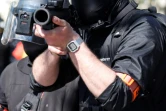 Policier pointant un lanceur de balles de défense (LDB) vers la manifestation de "gilets jaunes", à Paris, le 20 avril 2019