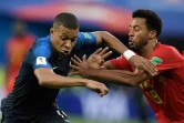 L'attaquant français Kylian Mbappé (g) aux prises avec le milieu de terrain belge Moussa Dembele en demi finale du Mondial à Saint Pétersbourg le 10 juillet 2018