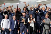 La joie du président de la Fédération française de football, Noël Le Graët (2e g), du sélectionneur Didier Deschamps (g), du capitaine de l'équipe de France, Hugo Lloris et de ses coéquipiers, et de la ministre des Sports, Laura Flessel, le 16 juillet 2018 à Roissy, après la victoire des Bleus en finale de la Coupe du monde face à la Croatie