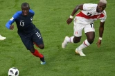 Le milieu de terrain N'Golo Kante (à g.) aux prises avec le péruvien Luis Advincula, lors du 2e match des bleus pendant le Mondial en Russie à Iékatérinbourg le 21 juin 2018