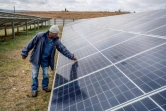 Un électricien inspecte les panneaux solaires à Tweeling, près de Frankfort, le 9 mai 2023 en Afrique du Sud
