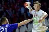 Le Norvégien Sander Sagosen (d) face à la Russie lors du Mondial de handball, le 14 janvier 2017 à Nantes