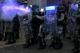Des policiers tirent des gaz lacrymogènes contre des manifestants à Hong Kong le 25 août 2019