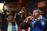 Des mineurs boivent de la bière lors d'une cérémonie de sacrifice de lamas dans une minde d'Oruro, en Bolivie, le 25 février 2022