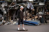 Roman Kovalenko, 18 ans, sur son skate près d'un magasin détruit par un missile à Kramatorsk en Ukraine le 5 mai 2022