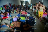 Des Cubains attendant dans un centre d'accueil à Turbo, en Colombie, le 14 juin 2016 après la décision du Panama de fermer sa frontière avec la Colombie pour bloquer le flot de Cubains voulant rejoindre les Etats-Unis 