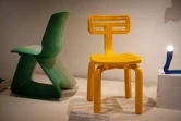 Des chaises fabriquées à partir de vieux réfrigérateurs lors de l'exposition "Waste Age" au musée du design de Londres, le 2 février 2022