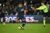 L'attaquant du Paris Saint-Germain, Kylian Mbappé, ouvre le score sur pénalty à domicile face à Monaco, en clôture de la 18e journée de Ligue 1, le 12 décembre 2021 au Parc des Princes